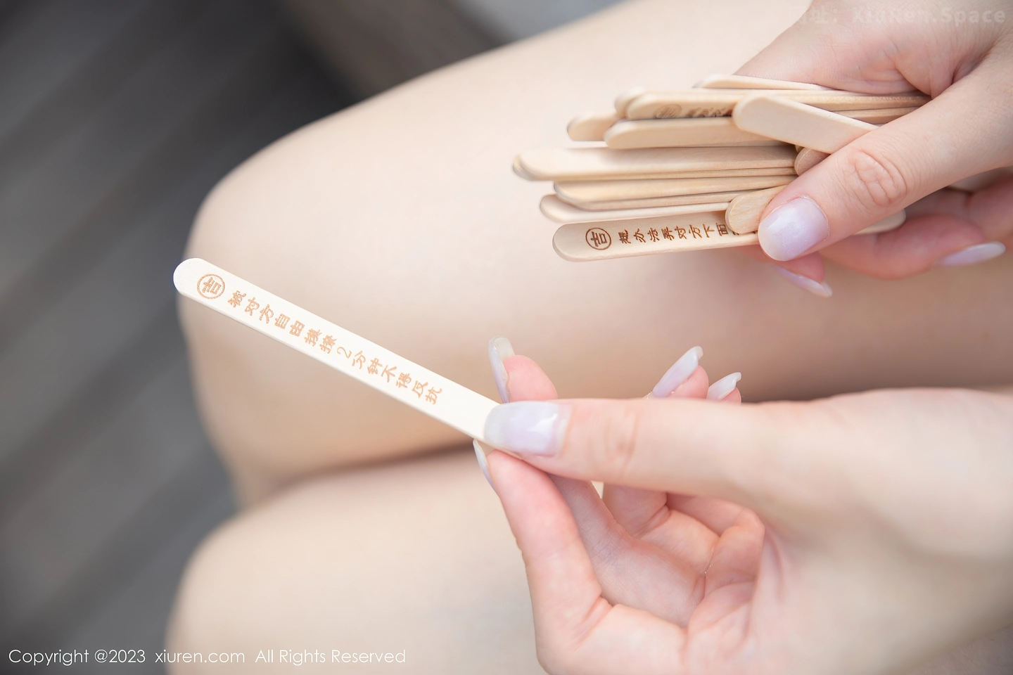 图片[4]-[XiuRen秀人网]VOL.7221 模特是小逗逗泳池边性感白色上衣配灰短裙秀曼妙身姿诱惑写真80P-秀人网官方网站